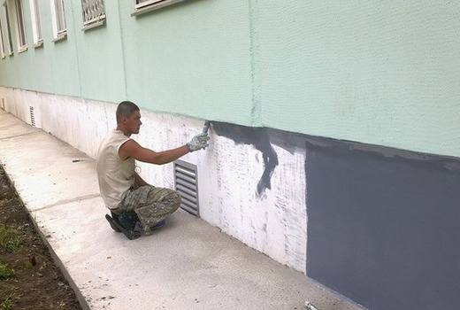 Чем покрасить фундамент и отмостку из бетона на улице?