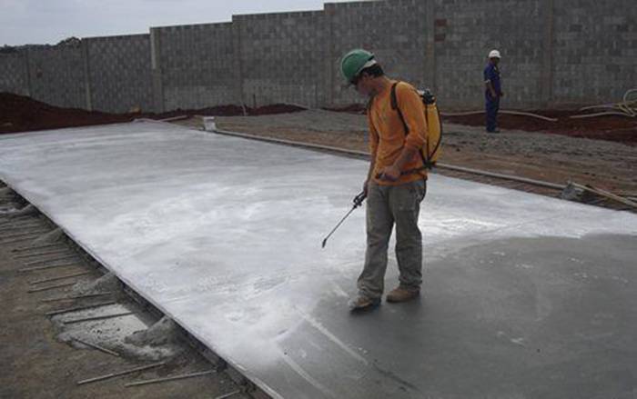 Нужно ли поливать бетон после заливки осенью