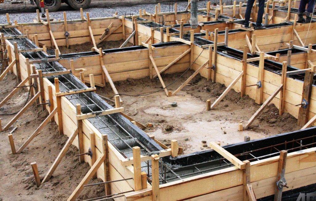 Заливка фундамента: бетонирование бетономешалкой, работы зимой и под деревянный дом