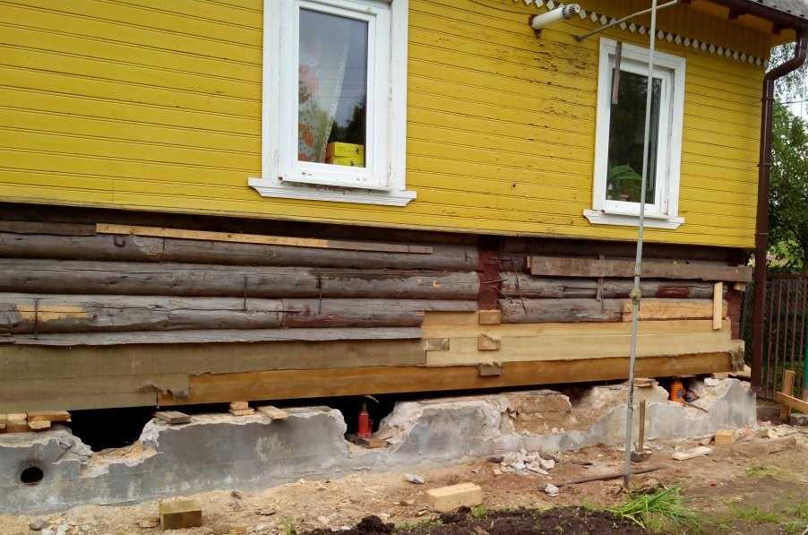 Замена фундамента под деревянным домом: как это лучше сделать?