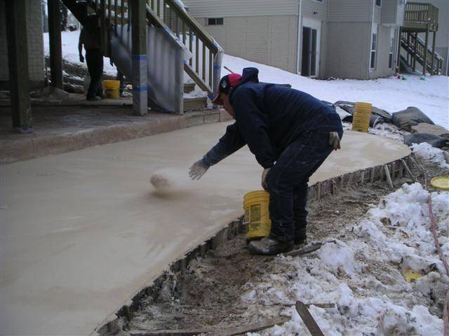 Нужно ли поливать бетон после заливки осенью?