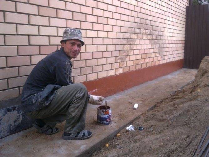 Фундамент и отмостка из бетона на улице — чем покрасить?