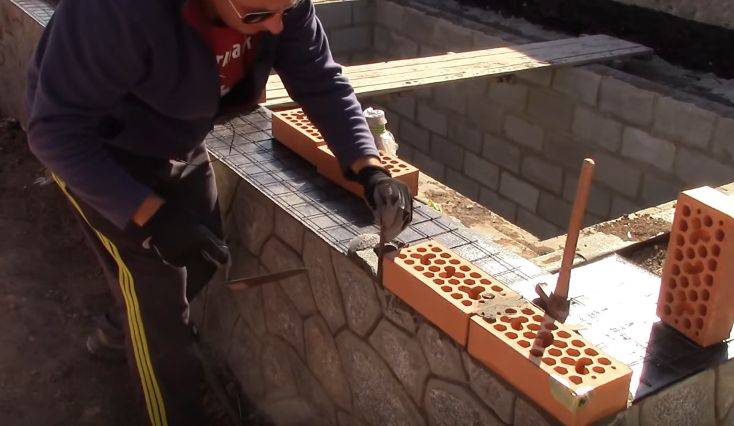Как выполнить кладку стен на фундамент