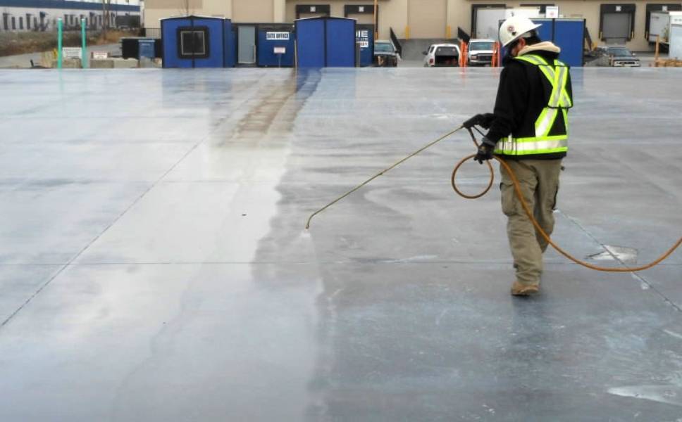 Нужно ли поливать бетон после заливки осенью?