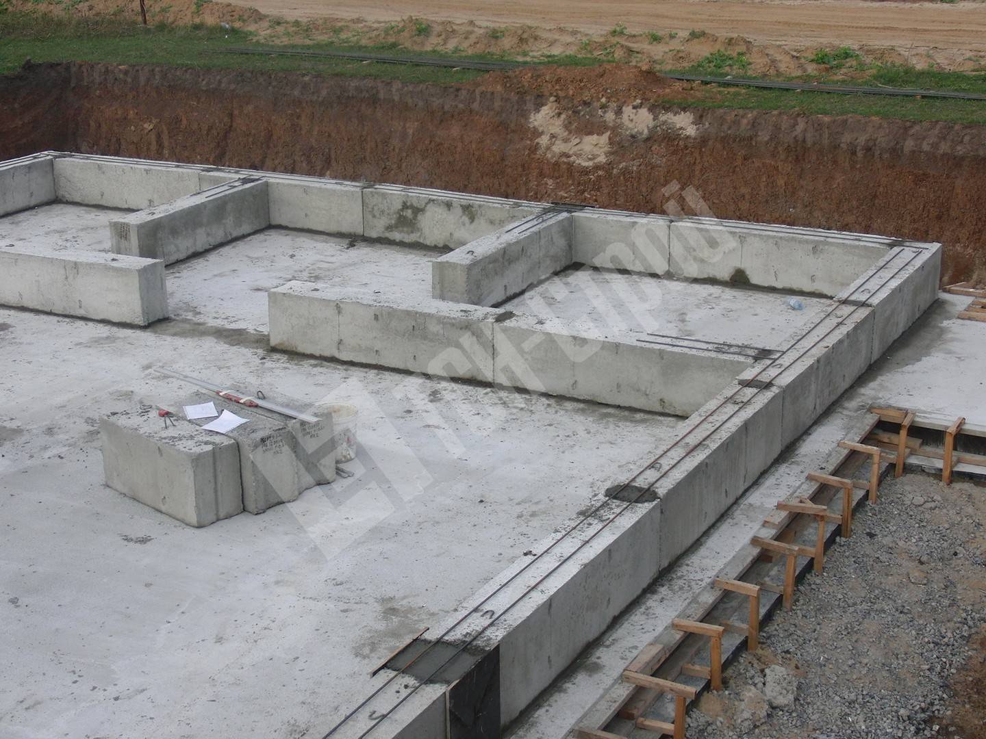 Ленточный фундамент с цокольным этажом: этапы выполнения работ | погреб-подвал