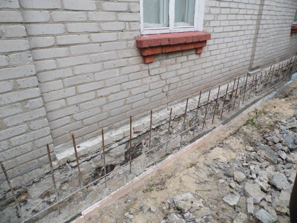 Как укрепить фундамент кирпичного дома своими руками: ремонт