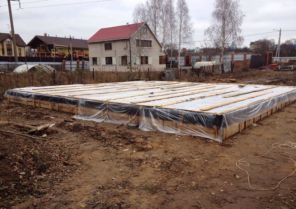 Чем закрыть фундамент на зиму, консервация незавершенного строительства | housedb.ru