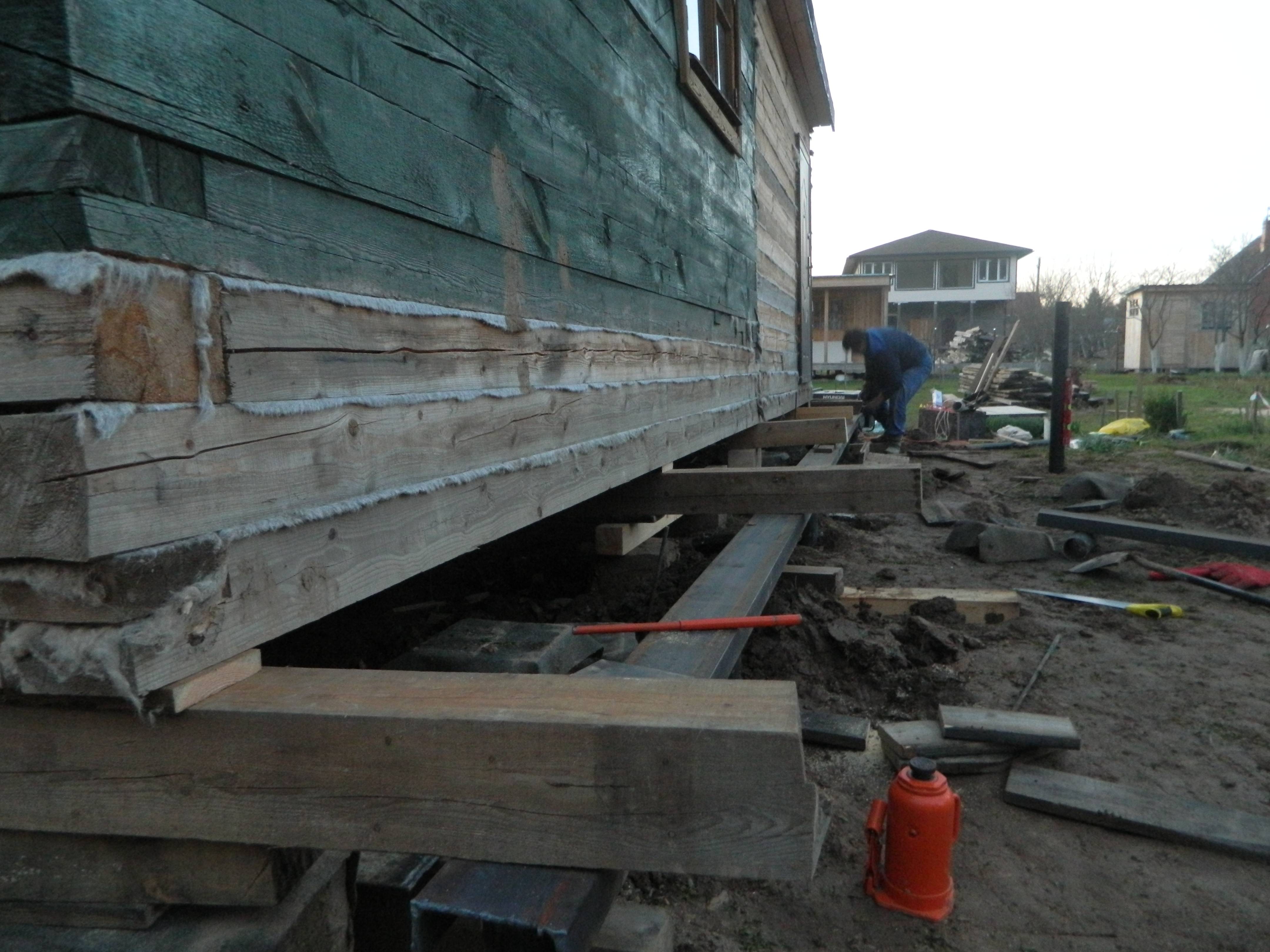 Фундамент под старый деревянный дом: укрепление, работа с венцом, инструкция по ремонту, методы и коррекция