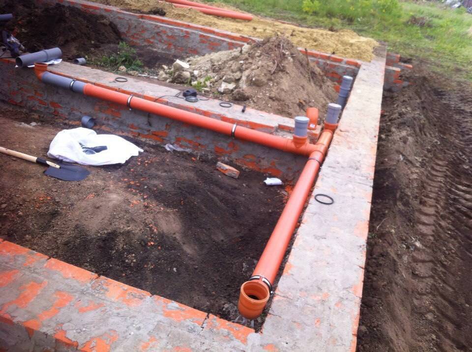 Как проложить трубу под фундамент для канализации и водопровода