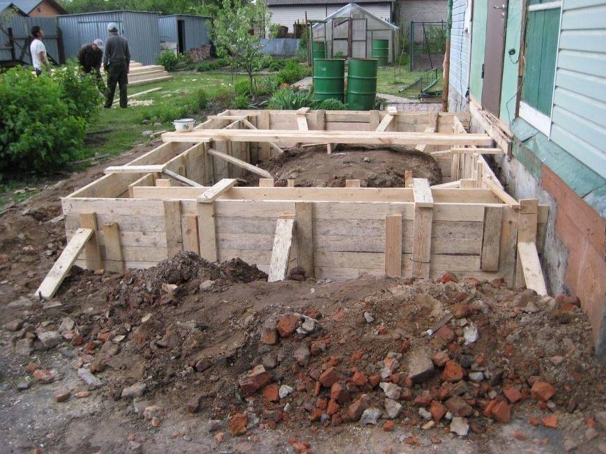 Заливка фундамента для пристройки к кирпичному или деревянному дому